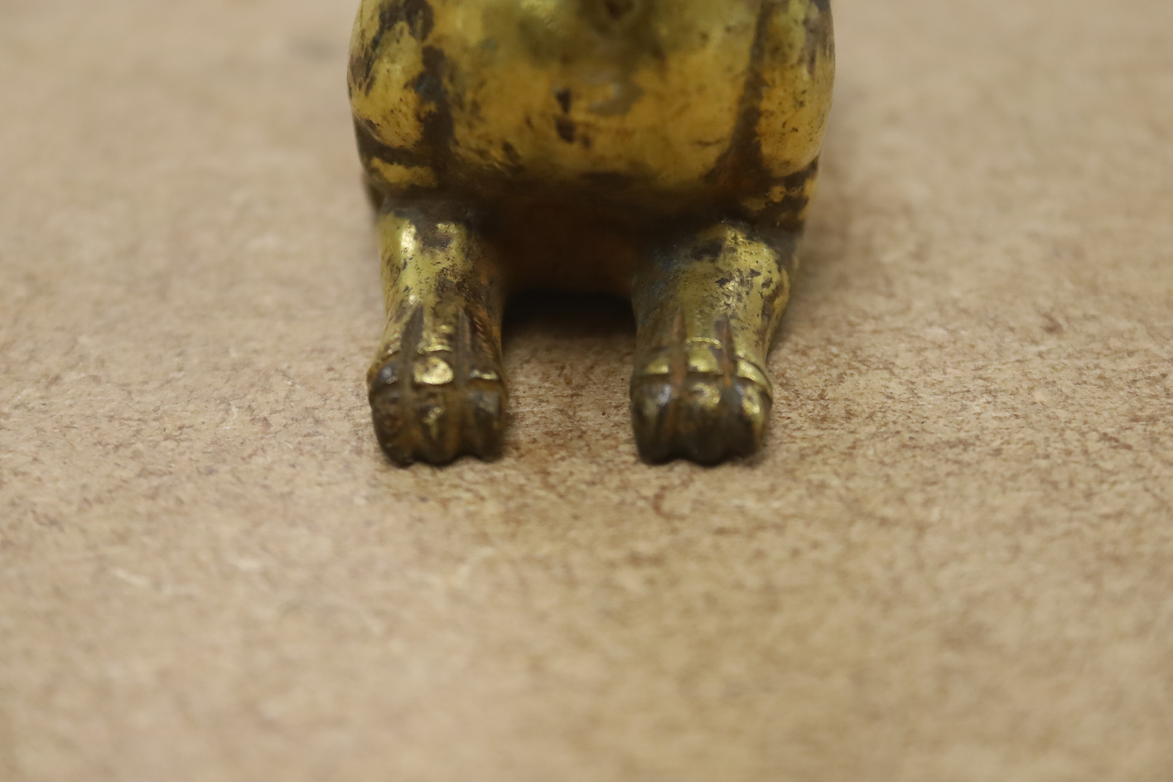 A Chinese gilt bronze dog, 7cm wide